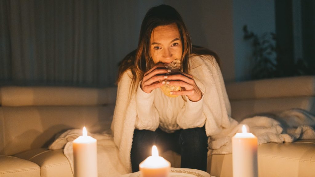 Pourquoi je grignote le soir ? Causes et solutions